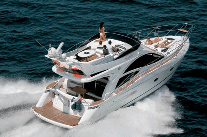 Luxe motorjacht Caribe op het water
